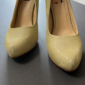 TYPE Z carla gold shimmery high heel pumps. size 9. P/7/A1373